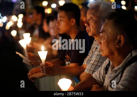 I partecipanti tengono candele durante la veglia annuale che commemora il massacro di Piazza Tiananmen del 1989 al Victoria Park di Hong Kong, Cina, 04 giugno 2017. Si credeva che il 04 giugno 1989 migliaia di persone commemoravano il 28° anniversario della repressione dei Cinesi in Piazza Tiananmen di Pechino. Hong Kong è l'unico posto in Cina dove è consentita una tale veglia, tuttavia sempre più giovani generazioni sono reluntant a partecipare perché pensano che l'evento non sia riuscito a dare alcun risultato. Foto Stock