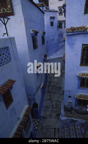 17.11.2010, Chefchaouen, Marocco, Africa - vicoli tortuosi e facciate dipinte di bianco e blu nella medina di Chefchaouen. [traduzione automatica] Foto Stock