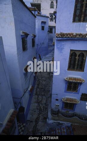 17.11.2010, Chefchaouen, Marocco, Africa - vicoli tortuosi e facciate dipinte di bianco e blu nella medina di Chefchaouen. [traduzione automatica] Foto Stock