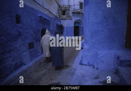 17.11.2010, Chefchaouen, Marocco, Africa - la gente del posto cammina attraverso vicoli tortuosi e lungo facciate di case dipinte di blu e bianco nella medina di Chefchaouen. [traduzione automatica] Foto Stock