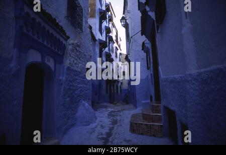 17.11.2010, Chefchaouen, Marocco, Africa - vicoli tortuosi e facciate dipinte di bianco e blu nella medina di Chefchaouen. [traduzione automatica] Foto Stock