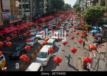 27.01.2017, Yangon, regione di Yangon, Repubblica dell'Unione di Myanmar, Asia - i campioni sono appesi sopra una strada a Chinatown. [traduzione automatica] Foto Stock