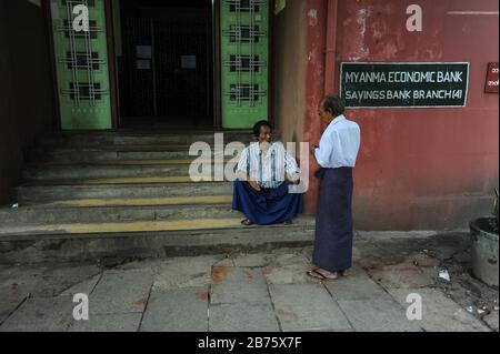 07.10.2013, Yangon, regione di Yangon, Repubblica dell'Unione di Myanmar, Asia - due uomini di fronte ad un ramo della Banca economica di Myanma a Yangon. [traduzione automatica] Foto Stock