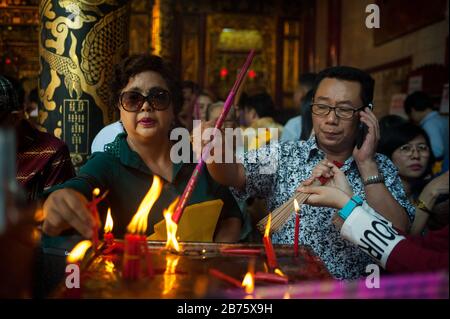 28.01.2017, Yangon, Regione di Yangon, Repubblica dell'Unione di Myanmar, Asia - Buddisti credenti pregano al Tempio di Kheng Hock Keong durante le celebrazioni del nuovo anno cinese. [traduzione automatica] Foto Stock