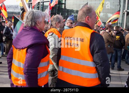 I partecipanti alla manifestazione "erkel deve lasciare" indossano giubbotti con l'iscrizione "aiuto alla deportazione". Dimostrazione di partecipanti populisti di destra e estremisti di destra, tra cui sostenitori di NPD, Pegida, cittadini del Reich, hooligan, compatrioti e identità. [traduzione automatica] Foto Stock