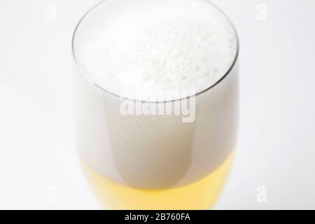 Birra frizzante appena spillata con una testa di schiuma in un bicchiere di birra, il 07.12.2016. [traduzione automatica] Foto Stock