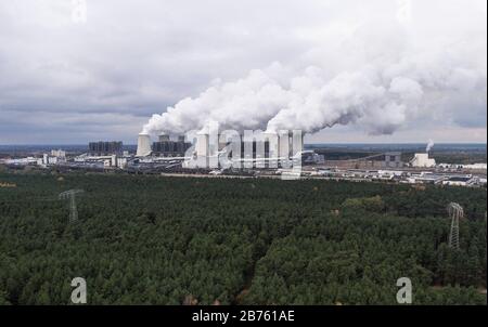 Veduta aerea della centrale elettrica a lignite di Jaenschwalde a Lusatia, il 08.11.2016. [traduzione automatica] Foto Stock