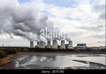 Veduta aerea della centrale elettrica a lignite di Jaenschwalde a Lusatia, il 08.11.2016. [traduzione automatica] Foto Stock