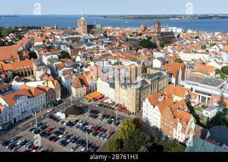 Veduta aerea del Neuer Markt nel centro storico di Stralsund il 12.09.2016. [traduzione automatica] Foto Stock