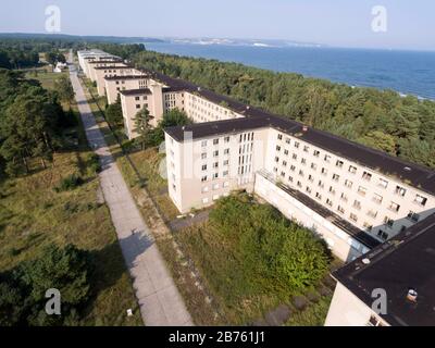 Veduta aerea di Prora, la località balneare lunga quattro chilometri del 13.09.2016, costruita dai socialisti nazionali quasi 80 anni fa. A quel tempo 20,000 persone dovevano trascorrere le loro vacanze qui. Sotto il nome di "New Prora", gli appartamenti di lusso sono ora in costruzione nel complesso elencato direttamente sul mare. [traduzione automatica] Foto Stock