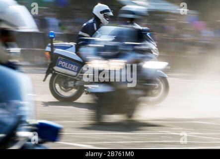 I poliziotti berlinesi cavalceranno le motociclette BMW durante un giro in convoglio nel giorno aperto della polizia berlinese il 11.09.2016. La squadra motociclistica sarà utilizzata nei servizi di traffico e come scorta durante le visite statali. [traduzione automatica] Foto Stock