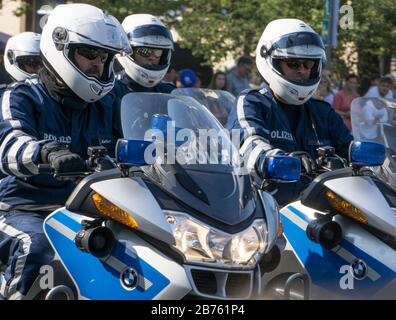 I poliziotti berlinesi cavalceranno le motociclette BMW durante un giro in convoglio nel giorno aperto della polizia berlinese il 11.09.2016. La squadra motociclistica sarà utilizzata nei servizi di traffico e come scorta durante le visite statali. [traduzione automatica] Foto Stock