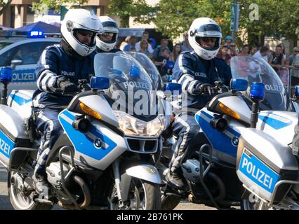 I poliziotti berlinesi cavalceranno le motociclette BMW durante un giro in convoglio nel giorno aperto della polizia berlinese il 11.09.2016. La squadra motociclistica sarà utilizzata nei servizi di traffico e come scorta durante le visite statali. [traduzione automatica] Foto Stock