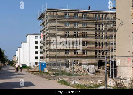 La foto mostra gli appartamenti di Prora, convertiti in appartamenti di lusso, su 13.09.2016. La località balneare di Prora, lunga quattro chilometri, sull'isola di Ruegen, costruita dai socialisti nazionali quasi 80 anni fa, dovrebbe essere una località turistica per 20.000 persone direttamente sul Mar Baltico. Sotto il nome di "New Prora", gli appartamenti di lusso sono ora in costruzione nel complesso elencato direttamente sul mare. [traduzione automatica] Foto Stock