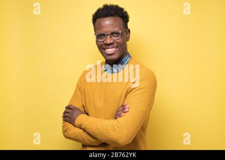 Giovane bell'uomo d'affari africano in occhiali Foto Stock