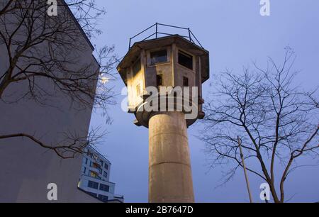 La torre di osservazione 'BT 6' si trova nelle immediate vicinanze di Potsdamer Platz, il 12.03.2016. Fu costruito nel 1969 ed è una delle 200 torri di guardia nell'area della città di Berlino da cui le guardie di frontiera della GDR controllavano l'area vicino al Muro in quel periodo. [traduzione automatica] Foto Stock
