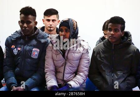 I rifugiati attenderanno la loro iscrizione alla polizia federale di Rosenheim il 05.02.16. [traduzione automatica] Foto Stock