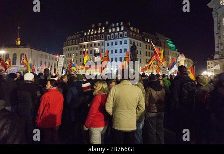 Pegida Demo il 2 novembre 2015 presso la Theaterplatz di Dresda. In questo rally, Pegida Gruender Bachmann ha confrontato il Ministro della Giustizia Federale Heiko Maas con il Ministro Reich Propaganda Joseph Goebbels. [traduzione automatica] Foto Stock