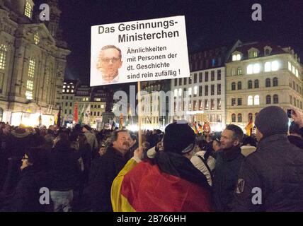 Pegida Demo il 2 novembre 2015 presso la Theaterplatz di Dresda. In questo rally, Pegida Gruender Bachmann ha confrontato il Ministro della Giustizia Federale Heiko Maas con il Ministro Reich Propaganda Joseph Goebbels. Un poster mostra il ministro della Giustizia federale Heiko Maas. [traduzione automatica] Foto Stock