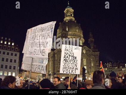 Pegida Demo il 2 novembre 2015 presso la Theaterplatz di Dresda. In questo rally, Pegida Gruender Bachmann ha confrontato il Ministro della Giustizia Federale Heiko Maas con il Ministro Reich Propaganda Joseph Goebbels. [traduzione automatica] Foto Stock