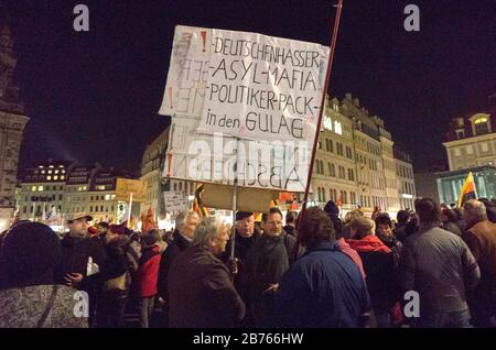 Pegida Demo il 2 novembre 2015 presso la Theaterplatz di Dresda. In questo rally, Pegida Gruender Bachmann ha confrontato il Ministro della Giustizia Federale Heiko Maas con il Ministro Reich Propaganda Joseph Goebbels. [traduzione automatica] Foto Stock