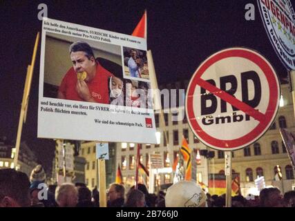 Pegida Demo il 2 novembre 2015 presso la Theaterplatz di Dresda. In questo rally, Pegida Gruender Bachmann ha confrontato il Ministro della Giustizia Federale Heiko Maas con il Ministro Reich Propaganda Joseph Goebbels. Un poster Ministro federale dell'economia Sigmar Gabriel. [traduzione automatica] Foto Stock