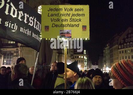 Pegida Demo il 2 novembre 2015 presso la Theaterplatz di Dresda. In questo rally, Pegida Gruender Bachmann ha confrontato il Ministro della Giustizia Federale Heiko Maas con il Ministro Reich Propaganda Joseph Goebbels. [traduzione automatica] Foto Stock