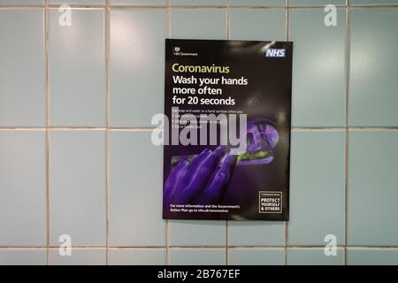 Poster per il lavaggio delle mani di NHS Coronavirus presso l'Università di Glasgow, Scozia, Regno Unito Foto Stock