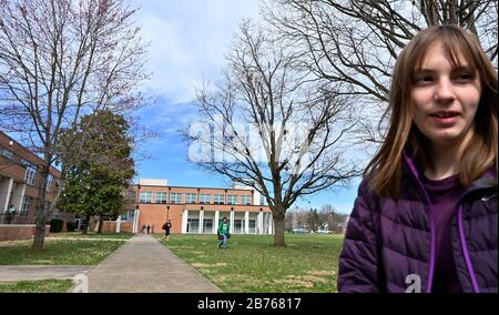 Berryville, Virginia, Stati Uniti. 13 Marzo 2020. Qui gli studenti lasciano la Johnson Williams Middle School a Berryville Virginia dopo che hanno annunciato che i sistemi della Clarke County School avrebbero chiuso le porte per le prossime due settimane a causa della pandemia di coronavirus. Il sistema scolastico della contea di Loudoun attraverso le Blue Ridge Mountains verso l'est ha chiuso due giorni fa per due settimane dopo che il coronavirus è stato girato ad Ashburn con due test positivi. Credit: William Graham/Alamy Live News Foto Stock