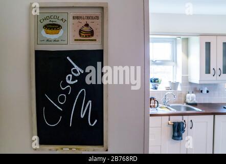 Cartello chiuso scritto a mano sotto pressione di tempo. Foto Stock