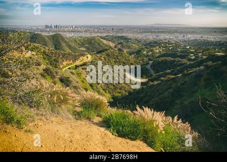 Sentiero escursionistico del Griffith Park e spettacolare vista del centro di Los Angeles da Hollywood Hills Foto Stock