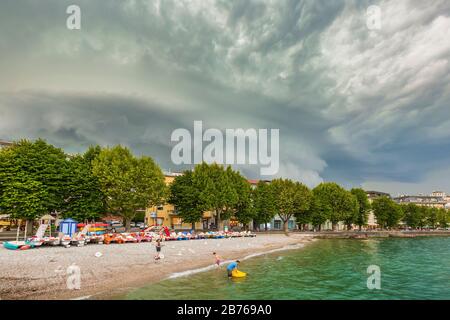 Agosto 12 2019, Desenzano del Garda, Lombardia, Italia - a Desen si sviluppano rapidamente condizioni atmosferiche avverse, forti pioggia e forti venti Foto Stock