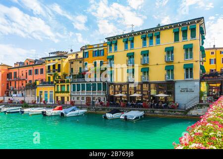 Pescheira del Garda, Lombardia, Italia - Agosto 20 2019 - Turismo nel centro della città vicino al lago di Garda Foto Stock