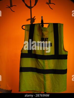 Fotografia del prodotto con una giacca ad alta visibilità con diffusore e giacca a colori illuminata Foto Stock