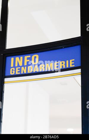 Bordeaux , Aquitaine / France - 03 07 2020 : gendarmerie poliziotto francese ha voluto l'ufficio informazioni Foto Stock