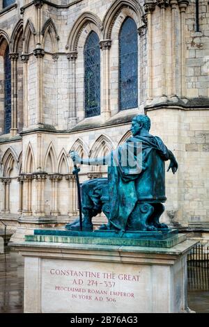 Statua in bronzo dell'Imperatore Costantino e architettura gotica di York Minster, York, Yorkshire, Inghilterra, Regno Unito Foto Stock