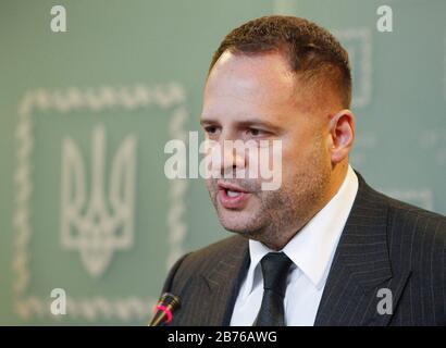 Kiev, Ucraina. 13 Marzo 2020. Andriy YERMAK, capo dell'Ufficio presidenziale ucraino, interviene durante una conferenza stampa a seguito dei risultati della riunione del Consiglio Nazionale di sicurezza e Difesa per combattere la diffusione del coronavirus COVID-19 a Kiev, Ucraina, il 13 marzo 2020. L'Ucraina chiuderà il confine per gli stranieri in 48 ore per due settimane a causa della situazione con il coronavirus COVID-19 diffuso nel mondo, ha detto il Segretario del Consiglio Nazionale di sicurezza e Difesa dell'Ucraina Oleksiy Danilov. Credit: Serg Glovny/Zuma Wire/Alamy Live News Foto Stock