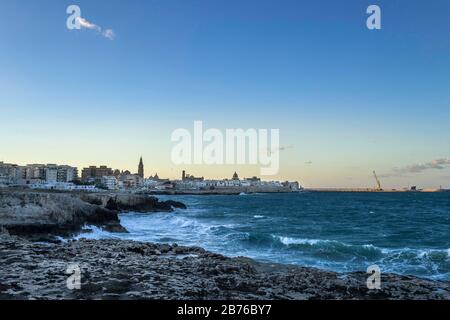 Vista panoramica a Monopoli, provincia di Bari, Puglia, Italia meridionale. Foto Stock