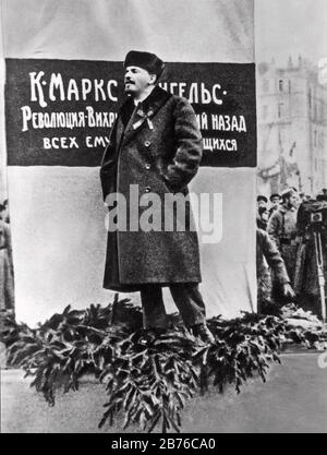 VLADIMIR LENIN (1870-1924) in occasione della presentazione a Mosca di una statua e memoriale a Marx e Engels, 7 novembre 1918 Foto Stock