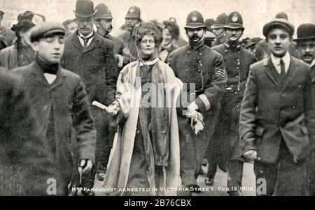 EMMELINE PANKHURST (1858-1928) il leader Suffragette viene arrestato a Victoria Street, Londra, 13 febbraio 1908. Era stata membro di un'Assemblea dei Comuni e insieme ad altri otto è stata condannata a sei settimane di carcere per la loro militanza. Foto Stock
