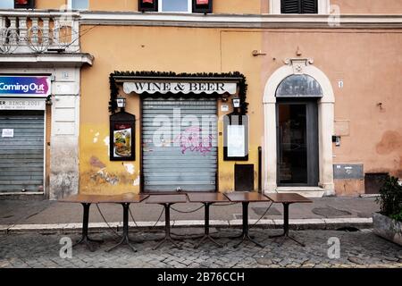 Roma, Roma, Italia. 13 Marzo 2020. Coran Virus, COD-19, emergenza per le strade di Roma.Il governo italiano ha adottato la misura di un blocco nazionale chiudendo tutte le attività, ad eccezione dei servizi essenziali nel tentativo di combattere Coronavirus (COVID-19).Tutta la città, come tutto il paese, è in quarantena e il movimento è limitato al necessario. Le strade della città sono vuote e comandate dall'amry. Credit: Matteo Trevisan/Zuma Wire/Alamy Live News Foto Stock