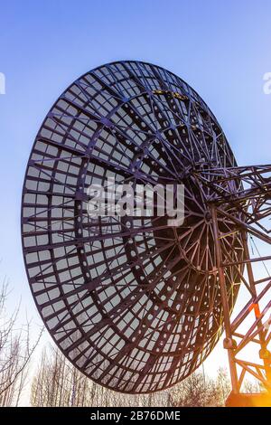 costruzione di un radiotelebescopio dish space tecnologia Foto Stock