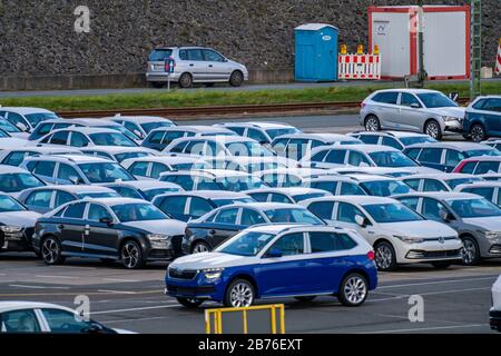 Emden, automobili in attesa nel porto per la spedizione, impianto VW, Frisia Est, bassa Sassonia, Germania Foto Stock