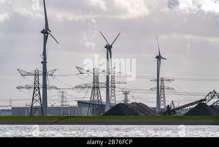 Energy Park Eemshaven, diverse centrali elettriche e le centrali eoliche Westereems e Growind, per un totale di oltre 80 turbine eoliche, la centrale a carbone RWE Ee Foto Stock