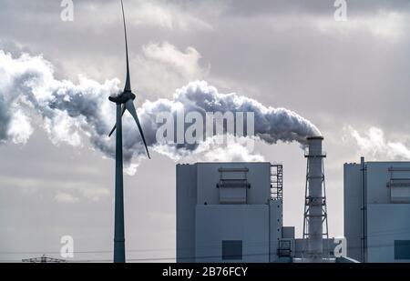 Energy Park Eemshaven, diverse centrali elettriche e le centrali eoliche Westereems e Growind, per un totale di oltre 80 turbine eoliche, la centrale a carbone RWE Ee Foto Stock