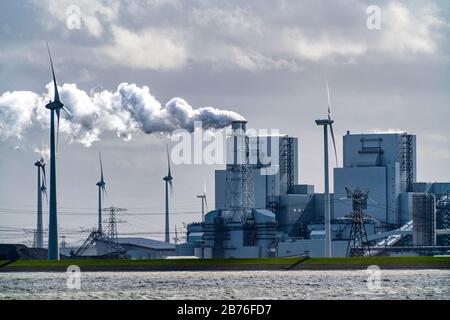 Energy Park Eemshaven, diverse centrali elettriche e le centrali eoliche Westereems e Growind, per un totale di oltre 80 turbine eoliche, la centrale a carbone RWE Ee Foto Stock