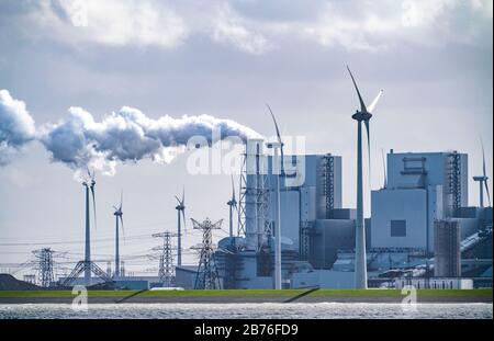 Energy Park Eemshaven, diverse centrali elettriche e le centrali eoliche Westereems e Growind, per un totale di oltre 80 turbine eoliche, la centrale a carbone RWE Ee Foto Stock