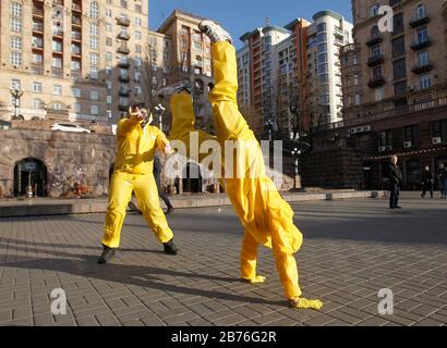 Kiev, Ucraina. 13 Marzo 2020. Le persone che indossano un costume di protezione mentre prendono parte a un flashmob contro il coronavirus COVID-19 in una strada nel centro di Kiev, Ucraina, il 13 marzo 2020. L'Ucraina chiuderà il confine per gli stranieri in 48 ore per due settimane a causa della situazione con il coronavirus COVID-19 diffuso nel mondo, il Segretario del Consiglio Nazionale di sicurezza e Difesa dell'Ucraina Oleksiy Danilov ha detto il 13 marzo 2020. Credit: Serg Glovny/Zuma Wire/Alamy Live News Foto Stock