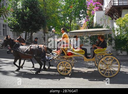 Buyukada, Turchia-18 settembre 2019. I turisti godono di un giro in una tradizionale carrozza trainata da cavalli a Buyukada nelle Isole dei principi AKA Adalar Foto Stock