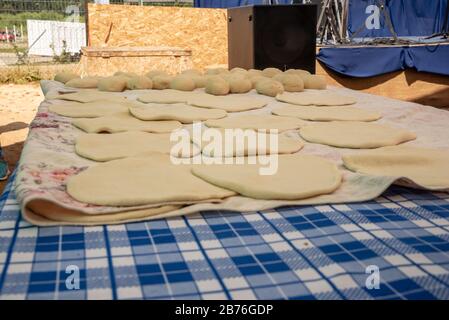 Alcune sopaipillas grezze su un tavolo Foto Stock